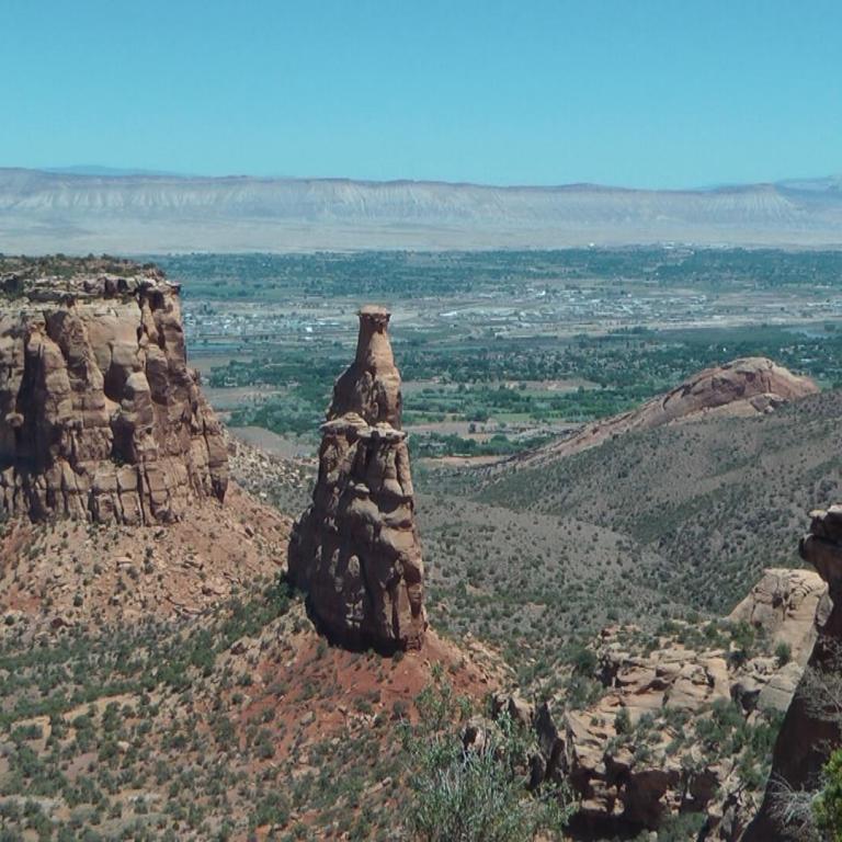 Weite Panoramaaussicht auf eine aride Canyon-Landschaft mit steilen Felsformationen