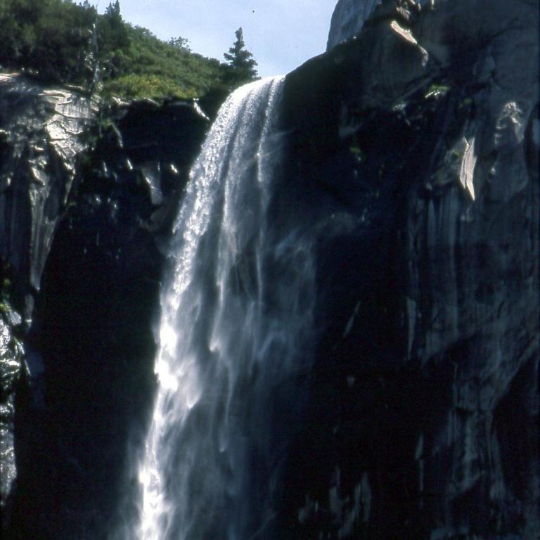 Ein hoher Wasserfall stürzt über eine steile, felsige Klippe.