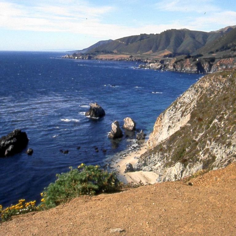Panoramablick von einem Küstenplateau auf das Meer und die gegenüberliegende Küstenlandschaft
