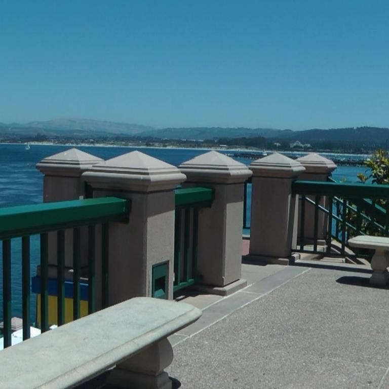 Aussicht von einem Balkon auf das Meer und die Küste mit blauer Farbpalette.