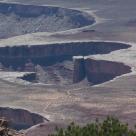 Ein aus der Vogelperspektive aufgenommenes Panorama von Canyon-artigen, trockenen Landschaftsformationen.